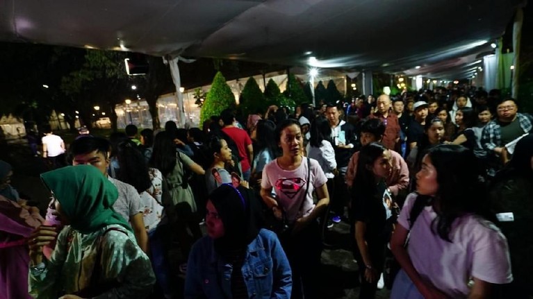 Diguyur Hujan, Ini Suasana Konser Shawn Mendes Malam Ini Konser Shawn Mendes yang digelar malam ini (8/10) di Sentul International Convention Center. Walau diguyur hujan, para penonton tetap antusias.