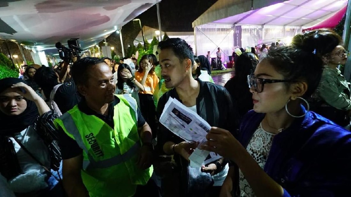 Konser Shawn Mendes yang digelar malam ini &lpar;8&sol;10&rpar; di Sentul International Convention Center&period; Walau diguyur hujan&comma; para penonton tetap antusias&period;