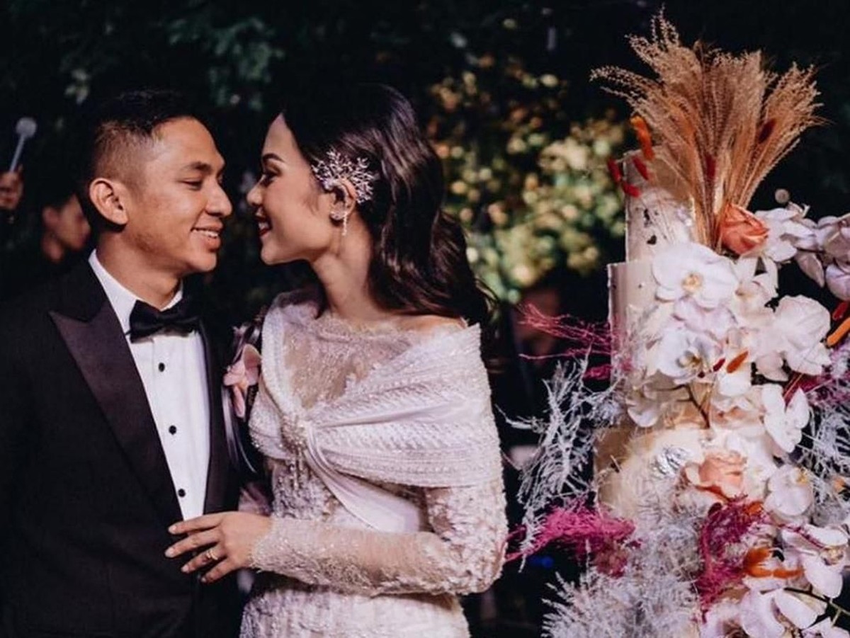 Influencer Ayla Dimitri resmi menikah dengan Rama Devara Sofyar&period; Simak yuk&comma; deretan potret bahagia keduanya&period;