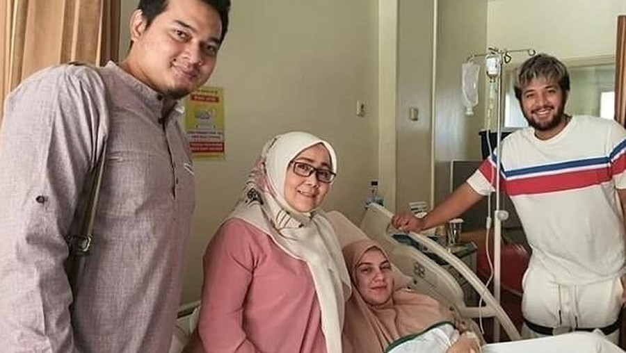 Bayi Kembar Wafat dalam Kandungan, Irish Bella Sudah Ikhlas dan Tersenyum Kondisi Irish Bella di rumah sakit usai melahirkan.