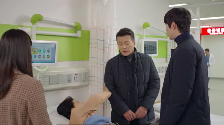 Drama Korea Left-Handed Wife Episode 7 ini menceritakan Do Kyung yang hilang dan membuat keluarga panik.