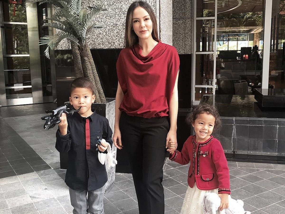 Setelah resmi bercerai dengan Eka Kusuma&comma; Cathy Sharon kini membesarkan kedua anaknya sendiri&period; Berikut potret bahagianya sebagai ibu tunggal&period;