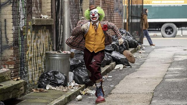 Sutradara Todd Phillips mengonfirmasi Joker 2 dengan memamerkan foto Joaquin Phoenix sedang membaca naskah film tersebut.