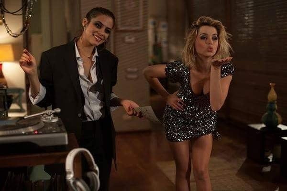 Berikut ini cuplikan aksi Keanu Reeves&comma; Lorenza Izzo & Ana De Armas di film Knock Knock yang cukup menarik perhatian penonton&period;