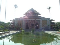5 Masjid Kampus di Indonesia dengan Fasilitas dan Desain Termegah