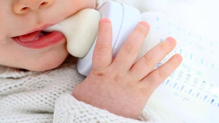 susu bayi Mother feeding newborn baby from the bottle