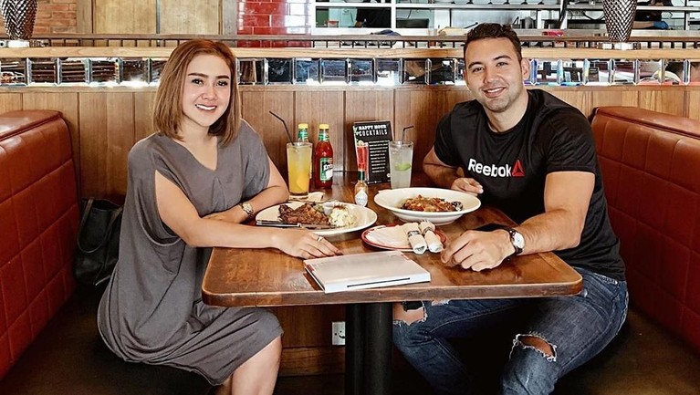 Cita Citata mulai rajin mengunggah kemesraan dengan kekasih barunya yang bernama Roy Geurts. Berikut ini sejumlah potret mesra Cita Citata dengan si 'monyet'.