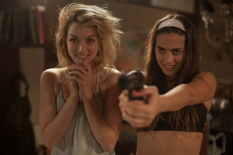 6 Aksi Keanu Reeves, Lorenza Izzo & Ana De Armas di 'Knock Knock' Berikut ini cuplikan aksi Keanu Reeves, Lorenza Izzo & Ana De Armas di film Knock Knock yang cukup menarik perhatian penonton.