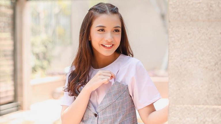 Sembilan selebriti Tanah Air ini mematok harga fantastis dalam bayaran endorsenya. Ada selebriti siapa saja? Simak yuk!