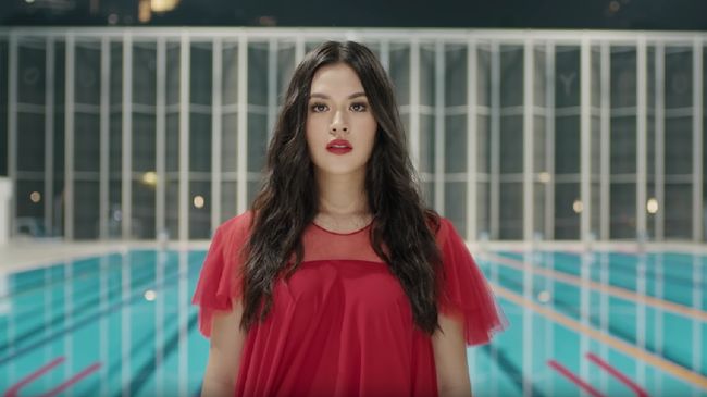 Penyanyi Raisa Andriana menunda konser solo di Stadion Utama Gelora Bung Karno (GBK) demi mencegah penyebaran virus corona.
