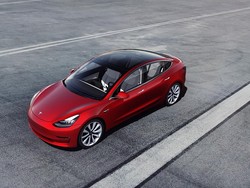 Detik-detik Tesla Tabrak Truk Terguling di Tengah Tol, Fitur Keselamatan Diduga Gagal