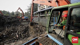 FOTO: Sampah Menumpuk di Pintu Air Manggarai
