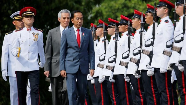 Presiden RI Joko Widodo membahas tindak lanjut tiga perjanjian termasuk soal FIR saat bertemu Perdana Menteri Lee Hsien Loong di Singapura, Kamis (16/3).