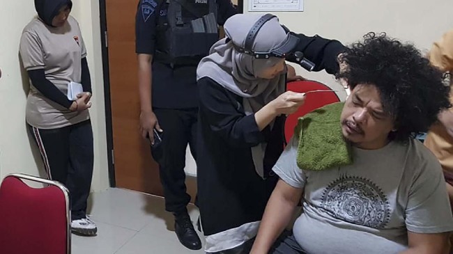 Polda Metro melalui petugas kesehatan menyembuhkan sakit telinga Surya Anta dengan antibiotik Mefenamic Acid 500mg dan obat tetes Otopain.