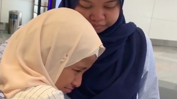 ART asal Indonesia, Nopikah Kardi, ditangisi oleh keluarga artis Singapura.