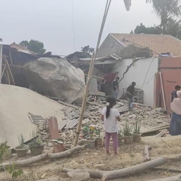 Hujan Batu di Purwakarta Hancurkan Rumah dan Sekolah