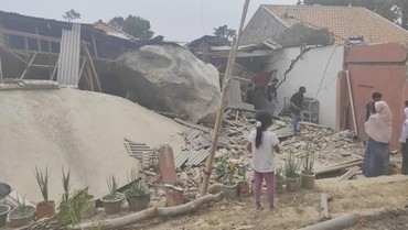 img-title Hujan Batu di Purwakarta Hancurkan Rumah dan Sekolah