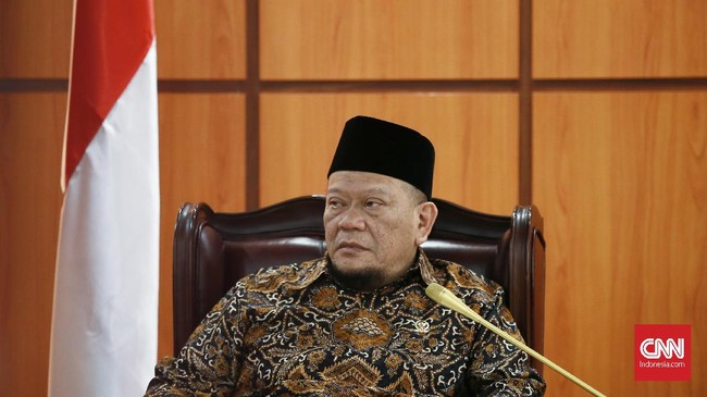 La Nyalla menegaskan masyarakat berhak mendapatkan informasi yang disediakan dan diumumkan secara berkala.
