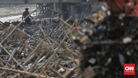 Banjir DKI, Sampah Batang Pohon Penuhi Pintu Air Manggarai