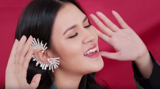 Mengaku sebagai Beauty Junkie, Raisa juga pernah mencoba berbagai produk kecantikan karena dari tergoda iklan hingga tergoda ajakan teman.