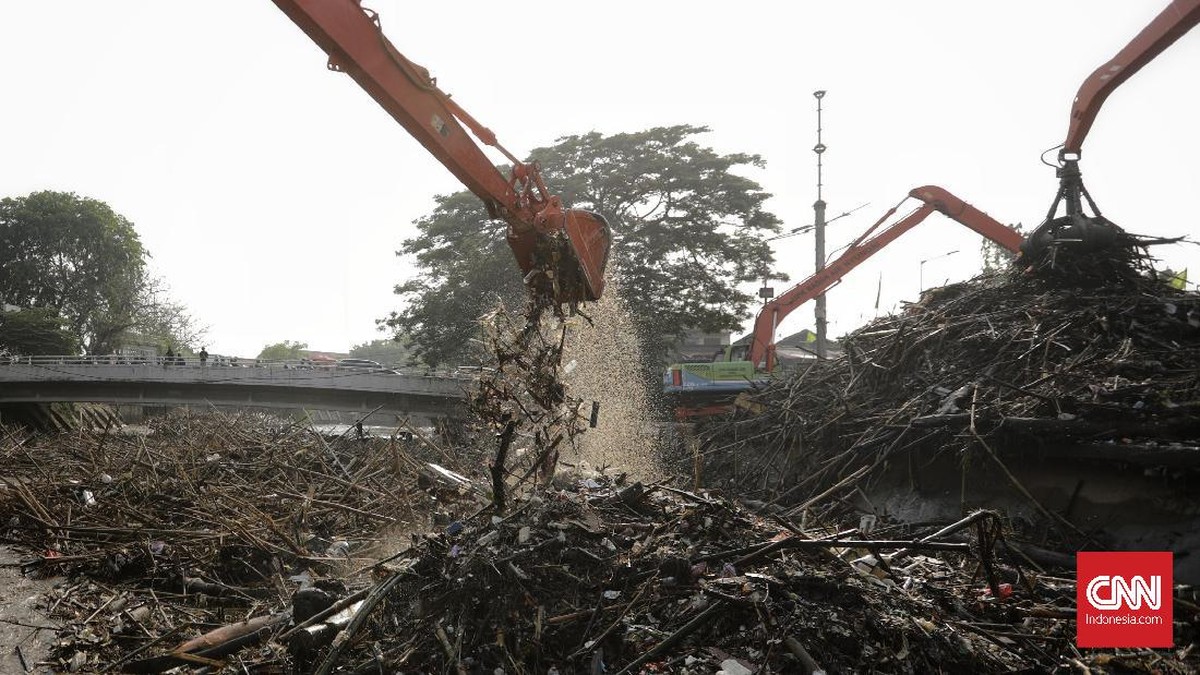FOTO: Sampah Menumpuk di Pintu Air Manggarai