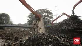 Usai Hujan, 322 Meter Kubik Sampah Menumpuk di Manggarai