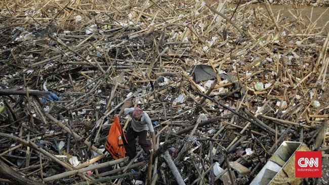 Petugas mengangkat sampah seberat 33 ton dari lokasi banjir di Kramat Jati, Jaktim, yang mayoritas merupakan perabot rumah tangga.