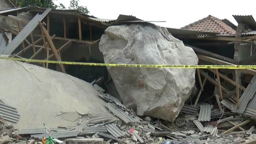 Penyebab Terjadinya Hujan Batu di Purwakarta Hujan batu menimpa lebih kurang tujuh rumah dan satu bangunan sekolah di Desa Sukamulya, Purwakarta. Ini penyebabnya!