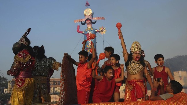 Umat Hindu memenangkan sengketa sebuah situs suci di Kota Ayodya, India. Dengan begitu, Umat Hindu dapat membangun kuil di tanah bekas masjid tersebut.