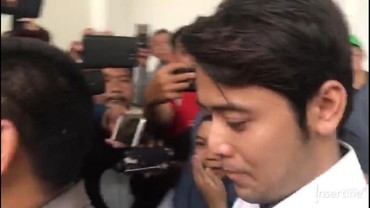 Senyum Kriss Hatta di Sidang Perdana Kasus Dugaan Penganiayaan