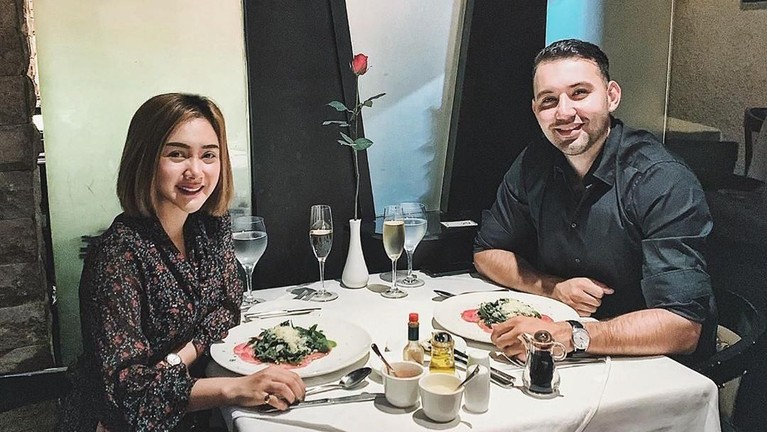 Cita Citata mulai rajin mengunggah kemesraan dengan kekasih barunya yang bernama Roy Geurts. Berikut ini sejumlah potret mesra Cita Citata dengan si 'monyet'.