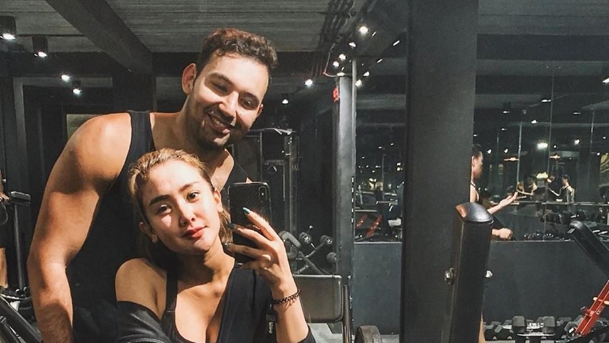 Cita Citata mulai rajin mengunggah kemesraan dengan kekasih barunya yang bernama Roy Geurts&period; Berikut ini sejumlah potret mesra Cita Citata dengan si 'monyet'&period;