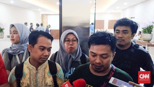Dua jurnalis korban kekerasan aparat melaporkan kasusnya ke Mabes Polri. Namun polisi dinilai enggan menangani kasus yang diduga melibatkan anggotanya.