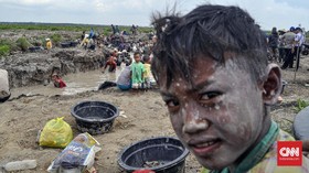 FOTO : Berburu Harta Karun Sriwijaya di Bekas Karhutla