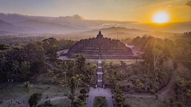 Borobudur merupakan candi Buddha terbesar yang termasuk sebagai tujuh keajaiban dunia. Berikut sejarah Candi Borobudur.