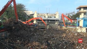 Tumpukan Sampah di Pintu Air Manggarai