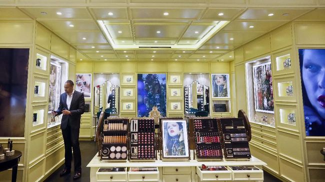 This May 22, 2018, photo shows the new Gucci space among vendors on the revamped second floor devoted to beauty at Saks Fifth Avenue in New York. Italian fashion house Gucci is launching $1.5 million in U.S. university scholarships aimed at reaching students who are ''traditionally underrepresented'' in the fashion industry. The scholarship program is part of Gucci's multi-pronged response to the uproar over an $890 sweater that resembled blackface. (AP Photo/Bebeto Matthews)