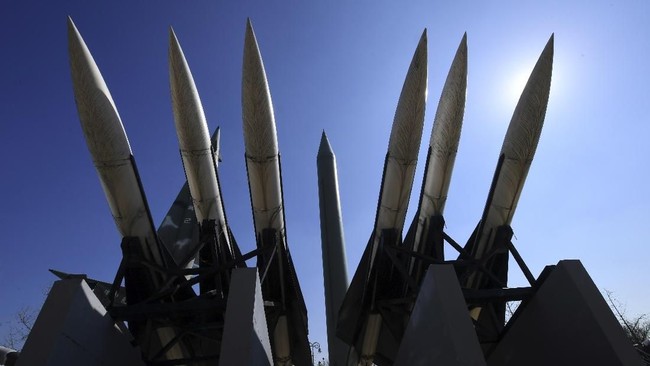 Replicas of a North Korean Scud-B missile (C) and South Korean Hawk surface-to-air missiles are displayed at the Korean War Memorial in Seoul on March 6, 2017. - Nuclear-armed North Korea launched four ballistic missiles on March 6 in another challenge to President Donald Trump, with three landing provocatively close to America's ally Japan. (Photo by JUNG Yeon-Je / AFP)
