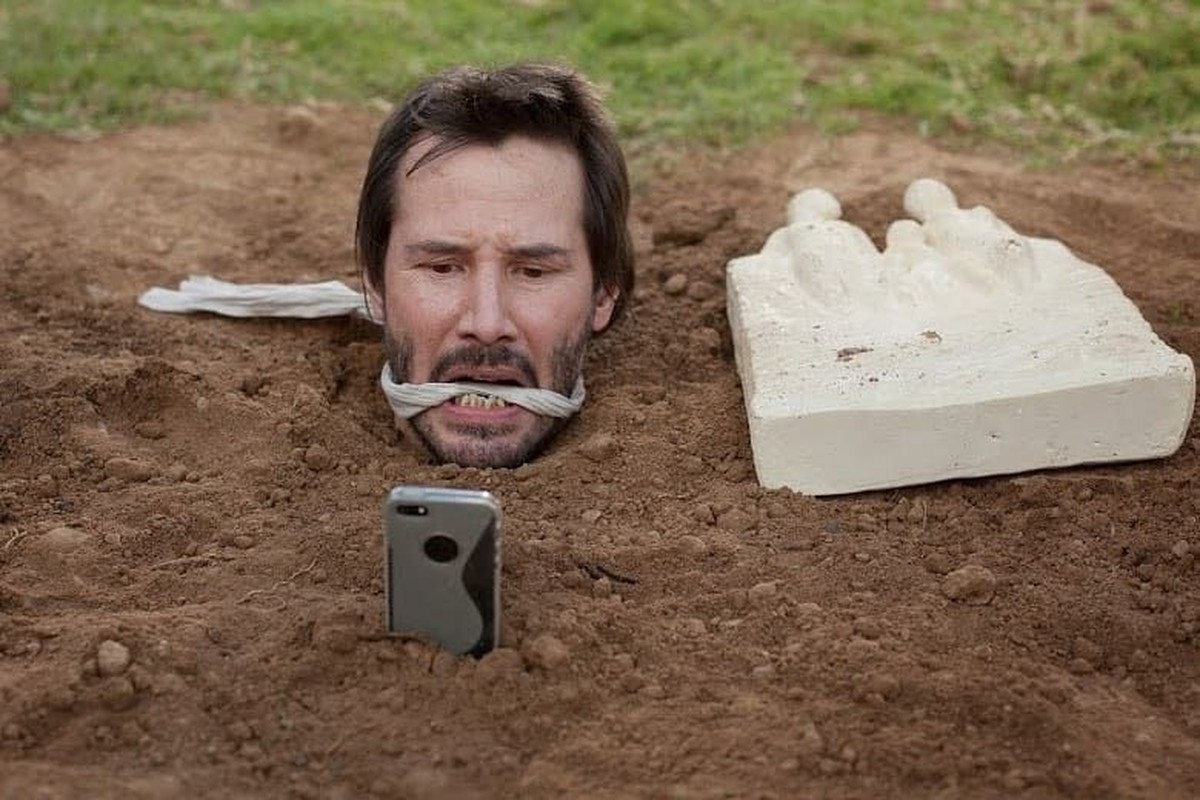 Berikut ini cuplikan aksi Keanu Reeves&comma; Lorenza Izzo & Ana De Armas di film Knock Knock yang cukup menarik perhatian penonton&period;