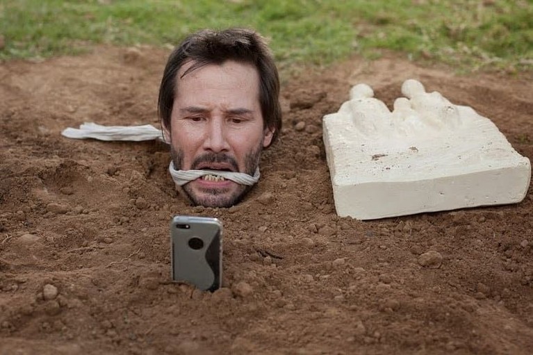 Berikut ini cuplikan aksi Keanu Reeves, Lorenza Izzo & Ana De Armas di film Knock Knock yang cukup menarik perhatian penonton.