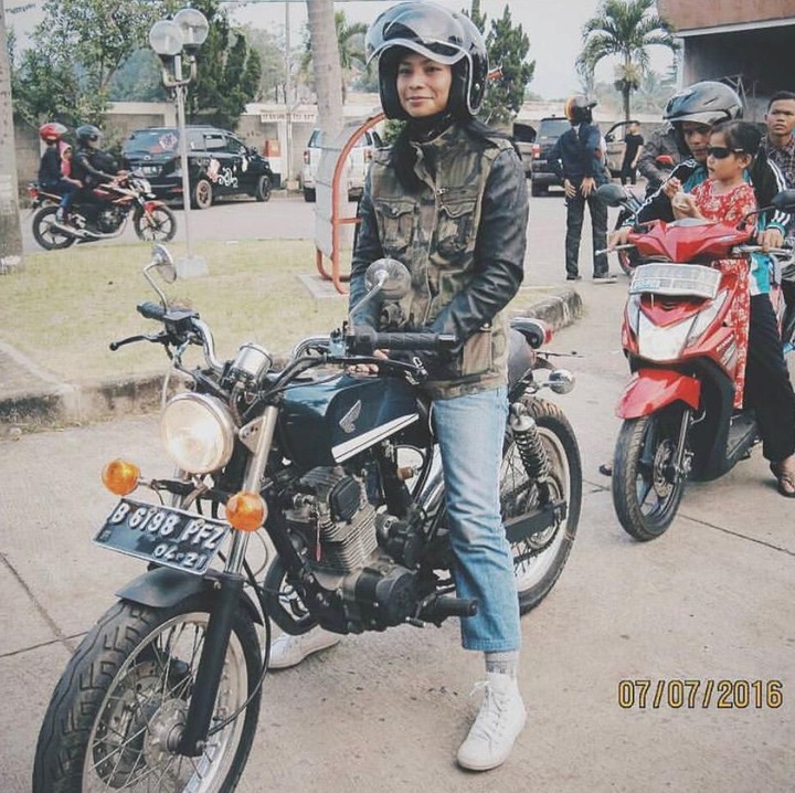 Berbeda dengan Bunda-bunda tadi, Shareefa Daanish justru menyukai motor-motor tua. Terlihat dari unggahan di media sosialnya, ia kerap mengendari motor antik yang unik. Melihat ini, jadi ingat masa lalu nggak, Bun? (Foto: Instagram @shareefadaanish)