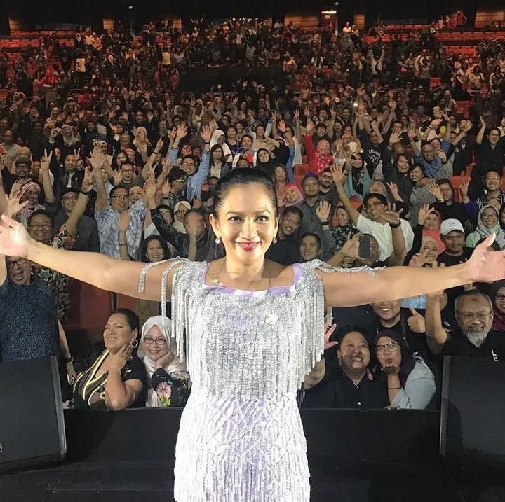 <p>Hingga saat ini Sheila Majid masih aktif menyanyi di atas panggung dan bahkan menjadi juri. Ia sering berduet dengan musisi asal Indonesia, mulai dari Marcell Siahaan dan Afgan. (Foto: Instagram @missmajid)</p>