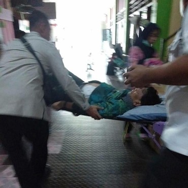 Penampakan Wiranto Usai Ditusuk, Lunglai di Atas Tandu