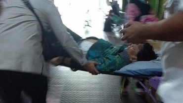 Penampakan Wiranto Usai Ditusuk, Lunglai di Atas Tandu