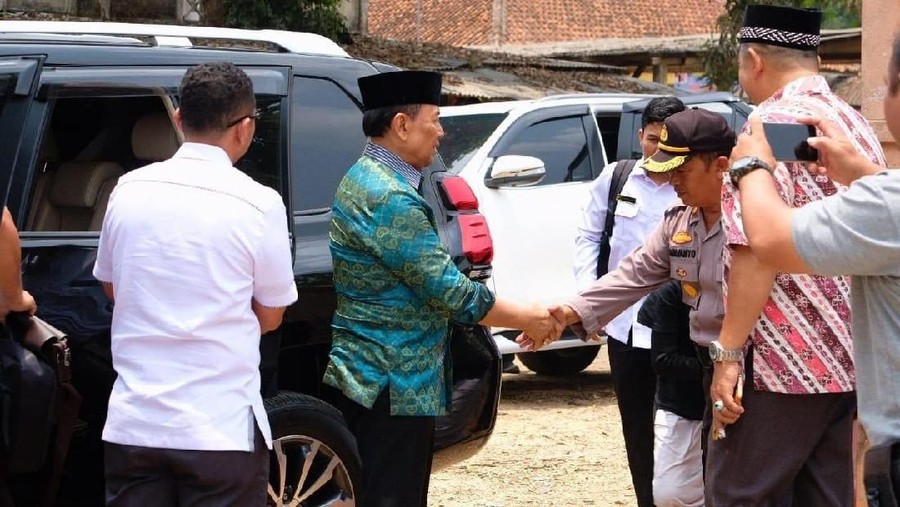 Selain Wiranto, Kapolsek Menes yang mendampingi Wiranto juga terluka dalam insiden penusukan di Pandeglang.