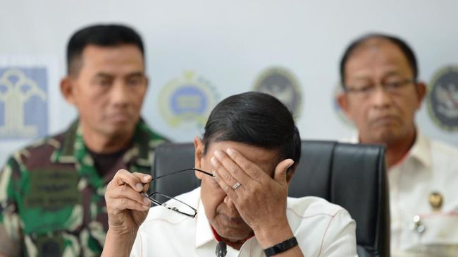 Saat Wiranto Tiba di Banten, Mahasiswa Protes Pelanggaran HAM Sempat ada pro-kontra kehadiran Wiranto di Universitas Mathlaul Anwar, Banten, sebelum terjadi insiden penusukan. Sejumlah mahasiswa memprotes pelanggaran HAM.