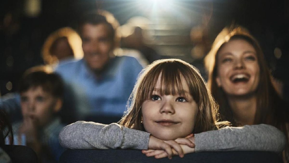 Pengamat Beber Sebab Banyak Anak Tonton Film Tak Sesuai Rating Usia