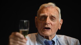 Penemu Baterai Litium Ion Raih Penghargaan Nobel Kimia