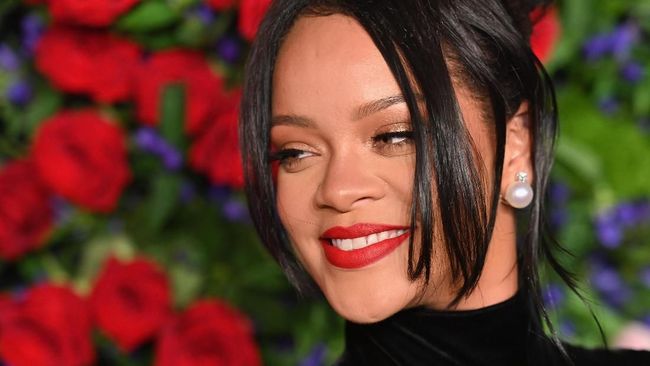 Rihanna dengan nyaman berpelukan dengan kekasihnya, A$AP Rocky, dalam sebuah kegiatan syuting untuk proyek musik terbaru.