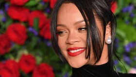 Masuki Trimester Ketiga Kehamilan, Rihanna Kesulitan Dandan